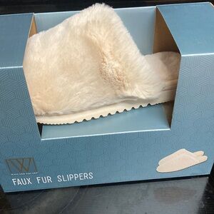 NWT Wayland square Women's Beige Faux Fur Slippers still in box